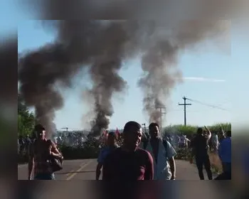 Manifestantes bloqueiam a AL-105 no município de Matriz de Camaragibe