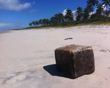 Caixas de borracha que surgiram em praias nordestinas voltam a aparecer em AL