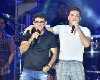 Wesley Safadão homenageia Gabriel Diniz e recebe pai do cantor em show