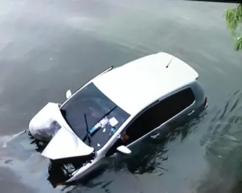 Motorista perde controle e carro cai na ponte do Mirante da Sereia, em Maceió