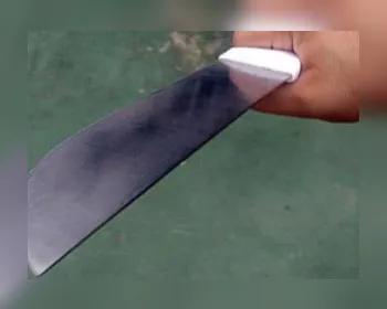 Homem tenta matar vizinho com golpes de facão durante briga no Santos Dumont 