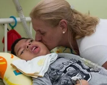 A tocante história da enfermeira que adotou garoto com paralisia cerebral