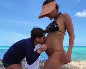 Na reta final da gravidez, Claudia Leitte ganha beijo na barriga de filho