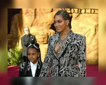 Com look ostentação, Beyoncé vai com a filha a première de 'O Rei Leão'