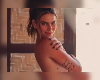 De topless, Mariana Goldfarb mostra tatuagens: 'Cauã tem sorte!'