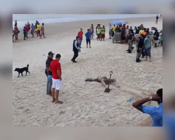 Populares encontram corpo enterrado na areia da Praia do Francês