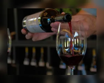Vinho tinto tem substância que ajuda a reduzir estresse, diz estudo