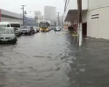 VÍDEO: Chuva intensa deixa ruas alagadas e causa transtornos para os maceioenses