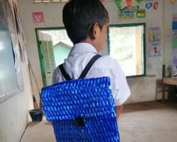 Mochila de plástico faz escola no Camboja receber doações