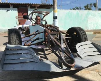 Morador do interior do RJ constrói 'carro de Fórmula 1' no quintal de casa