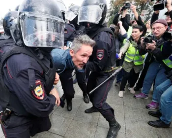 Mais de 600 pessoas são presas em protesto não autorizado em Moscou