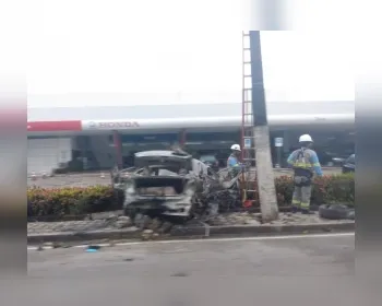 Motorista morre carbonizado após veículo bater em poste e pegar fogo em Maceió