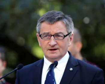 Chefe do Parlamento polonês pede demissão após usar avião do governo com família