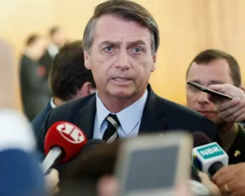 Sem provas, Bolsonaro sugere ligação entre ONGs e queimadas