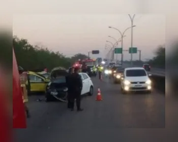 Bandidos fazem arrastão na Linha Vermelha e provocam acidente com cinco feridos
