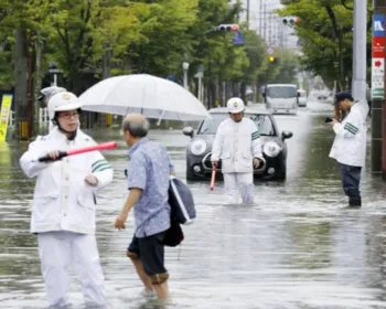 Voluntários limpam cidades afetadas por fortes chuvas no Japão