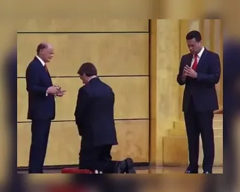 Bolsonaro recebe unção de Edir Macedo, que critica imprensa