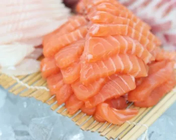 O que está levando chefs argentinos a banir o salmão do cardápio