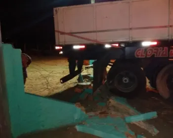 Carreta se desprende de reboque e atinge muro de residência em Arapiraca