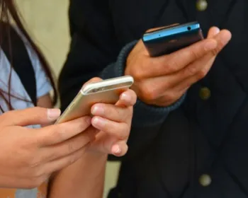 1 em cada 4 jovens está viciado em celular, diz estudo britânico