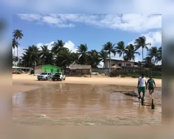 Carro do IMA atola em Praia de Garça Torta durante ocorrência