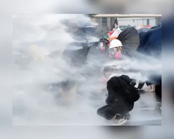 Polícia impede comemoração de um ano de ato pró-democracia em Hong Kong