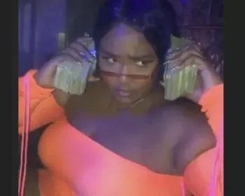 Cantora faz chuva de dinheiro em clube de strip nos EUA e viraliza na web