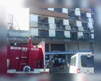 Cadáver de mulher é retirado de fosso de elevador no Centro, em Maceió 