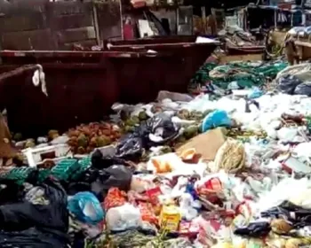 VÍDEO: Gari flagra toneladas de lixo espalhados na rua na Feirinha do Tabuleiro