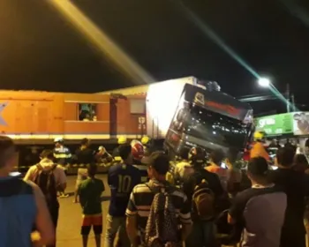 VÍDEO: Trem colide com carreta e deixa trânsito congestionado na Cambona 