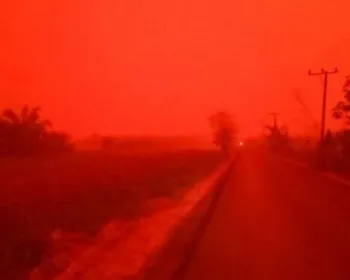 Fumaça de queimadas deixa céu vermelho na Indonésia 