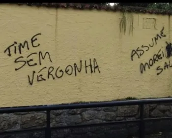 Muros da sede do Botafogo são pichados com frases contra time, Barroca e diretor