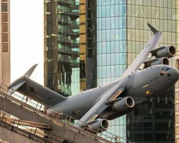 Aviões passam entre prédios e assustam moradores na Austrália