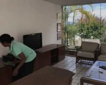 Cuidar de casas abandonadas virou profissão na Venezuela