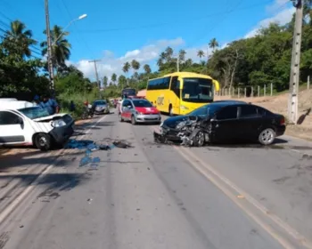 Acidente envolvendo três veículos deixa uma pessoa ferida em Jacarecica