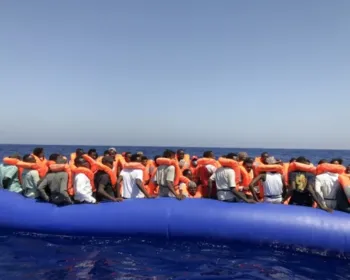 Naufrágio de barco de migrantes deixa mortos e desaparecidos na Itália