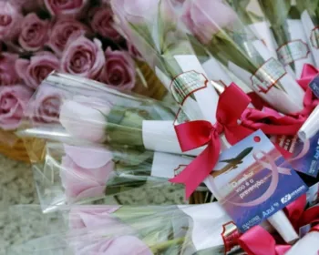 Passageiras do Santos Dumont recebem flores no Outubro Rosa