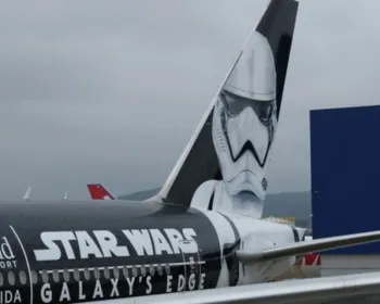 Avião 'fantasiado' de personagem de Star Wars pousa em aeroporto de SP