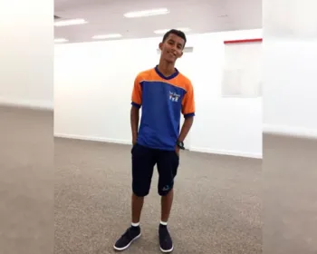 VÍDEO: Jovem surpreende e compra tênis novo para vendedor de mungunzá