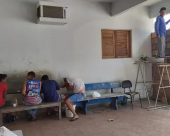 Sem estrutura, presos ficam algemados em barra de ferro na Central de Arapiraca