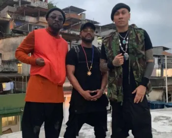 Black Eyed Peas aparece em favela do Rio de Janeiro e promete música nova