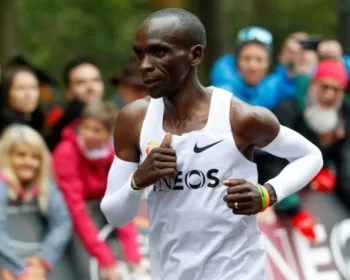 Eliud Kipchoge supera limite humano e completa maratona em menos de 2 horas