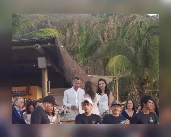 Malvino Salvador e Kyra Gracie se casam em Fernando de Noronha