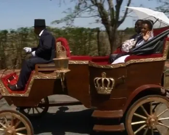 Carpinteiro cria carruagem de princesa para levar a noiva ao altar