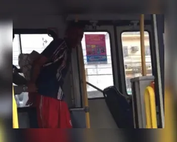 VÍDEO: Suspeito é espancado e preso ao tentar assaltar ônibus no Barro Duro