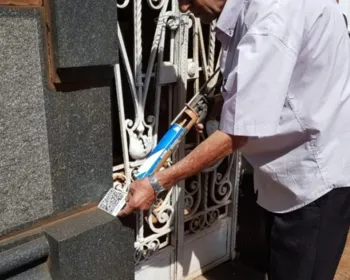 Funerária fixa QR Code em túmulos para contar história dos mortos em SP