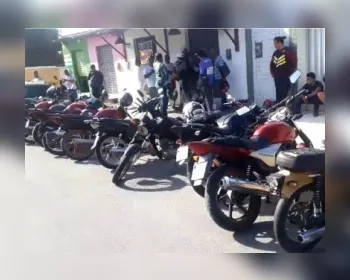 VÍDEO: Em 45 minutos, 20 motocicletas são apreendidas em blitz no Jacintinho 