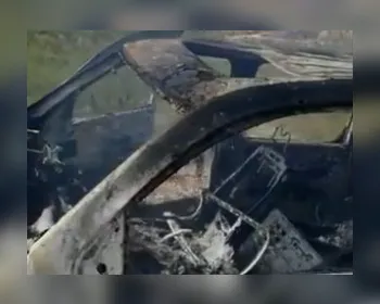 Carro atola e fica totalmente destruído por incêndio em Piaçabuçu