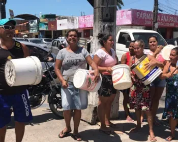 Moradores de loteamento no Jacintinho protestam contra falta d'água 