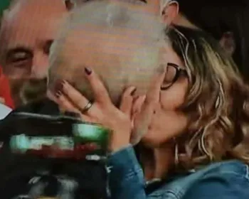 VÍDEO: Lula anuncia casamento e beija namorada em cima de palanque